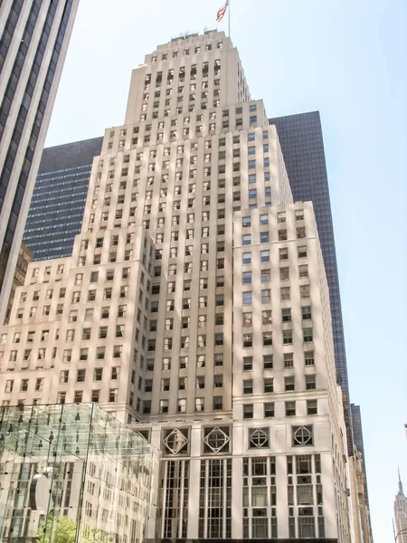 Modern ve eski tarihi binalarla New York sokak manzarası