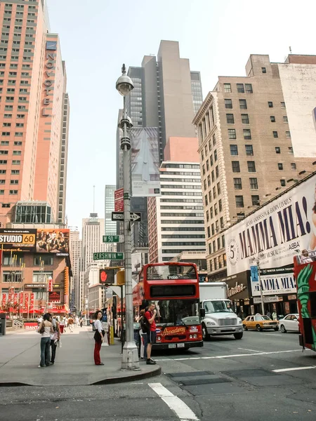 New York vue sur la rue avec des bâtiments historiques modernes et anciens — Photo