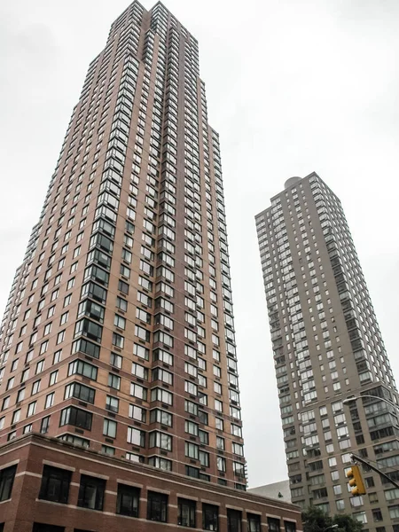 Modern ve eski tarihi binalarla New York sokak manzarası
