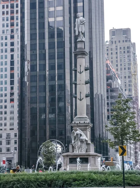 มุมมองถนนนิวยอร์กกับอาคารประวัติศาสตร์สมัยใหม่และเก่า — ภาพถ่ายสต็อก