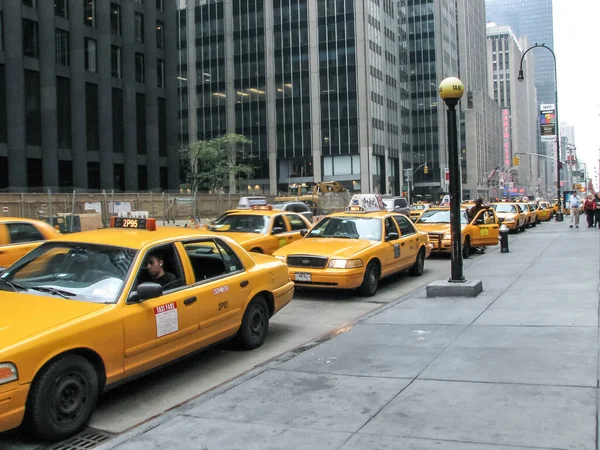 Nova York vista de rua com edifícios históricos modernos e antigos — Fotografia de Stock