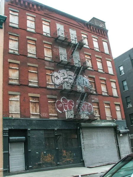 New York ulice pohled s moderní a staré historické budovy — Stock fotografie