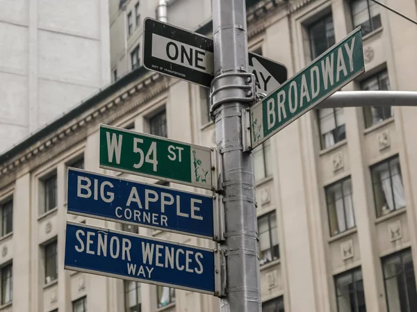 Vista de la calle de Nueva York con edificios históricos modernos y antiguos — Foto de Stock