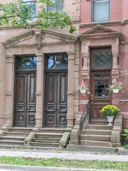 New York street view con vecchi e moderni edifici storici — Foto Stock