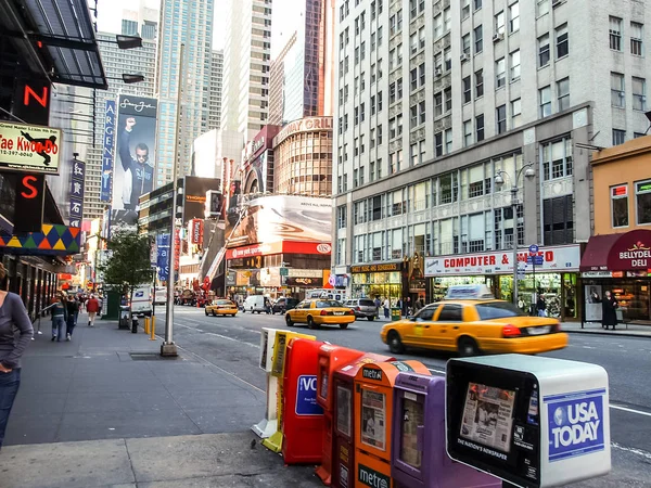New York utcakép modern és régi történelmi épületekkel — Stock Fotó