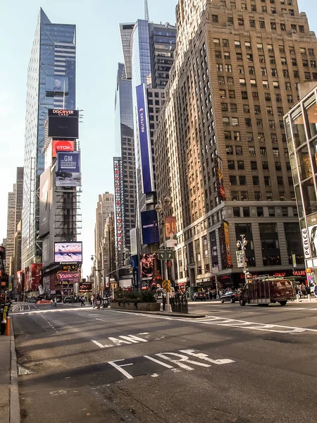 Modern ve eski tarihi binalarla New York sokak manzarası