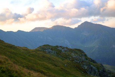 Yüksek dağ sırtında gün doğumu