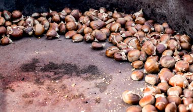 Noel sırasında sokakta kestane pişirme