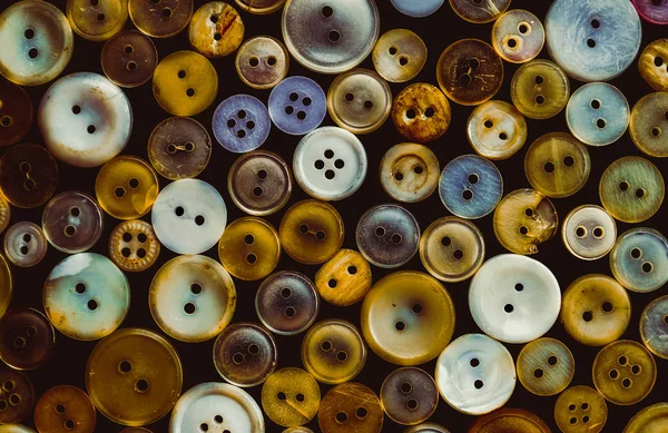 Старые старинные пластиковые кнопки на черном фоне — стоковое фото