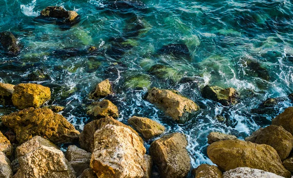 Havet till stenar shore — Stockfoto