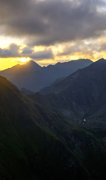 Matahari terbit di pegunungan tinggi — Stok Foto