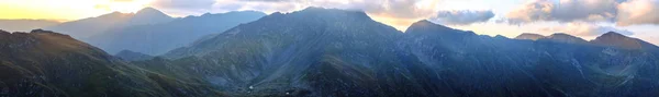 Схід на високому гірському хребті — стокове фото