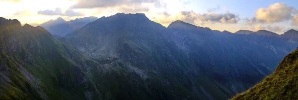 Yüksek dağ sırtında gün doğumu — Stok fotoğraf