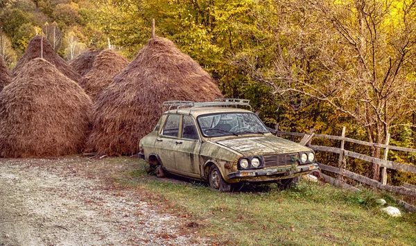 农村地区被遗弃的汽车 — 图库照片