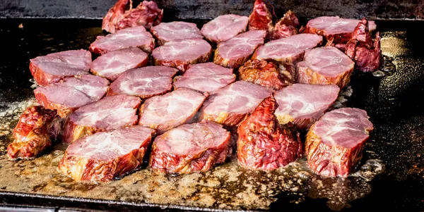 Råa köttbitar som beretts på en grill — Stockfoto