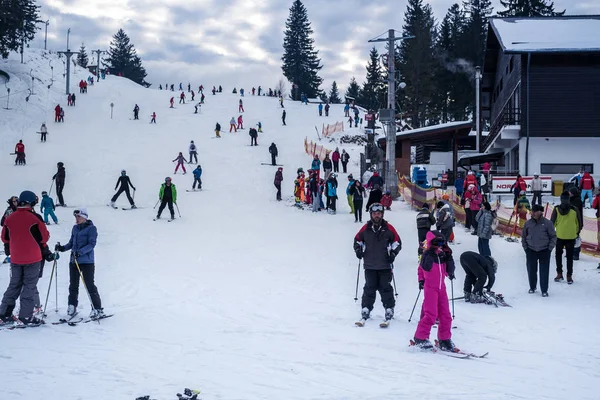 Багато людей на схилі гори на лижах. — стокове фото