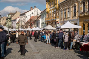 Sibiu şehri, Romanya - 29 Şubat 2020. İnsanlar Sibiu kentindeki Balcescu caddesindeki büyük martenitsa pazarında Martisor 'e bakıyorlar. Baharın sembolleri, Romence 