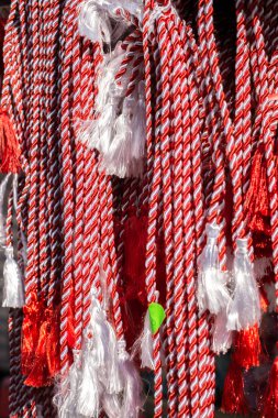 Sibiu şehri, Romanya - 29 Şubat 2020. İnsanlar Sibiu kentindeki Balcescu caddesindeki büyük martenitsa pazarında Martisor 'e bakıyorlar. Baharın sembolleri, Romence 