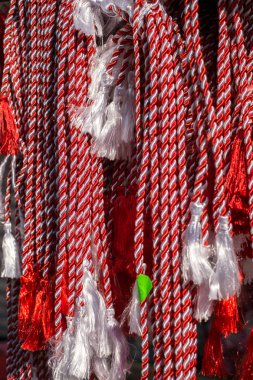 Sibiu şehri, Romanya - 29 Şubat 2020. İnsanlar Sibiu kentindeki Balcescu caddesindeki büyük martenitsa pazarında Martisor 'e bakıyorlar. Baharın sembolleri, Romence 