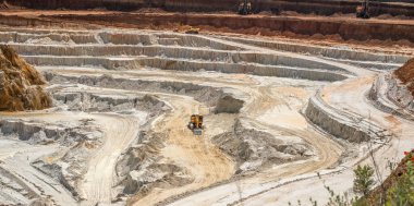 Beyaz alçı malzemeli terk edilmiş Kaolin taş ocağı, Vetovo köyü bölgesi, Bulgaristan