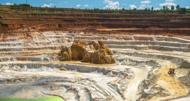 Beyaz alçı malzemeli terk edilmiş Kaolin taş ocağı, Vetovo köyü bölgesi, Bulgaristan