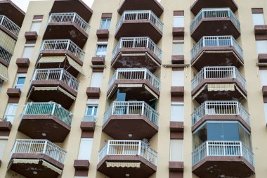 Marbella, İspanya - 30 Mayıs 2018. İspanya 'nın Marbella şehrinde şehir binası ve şehir hayatı