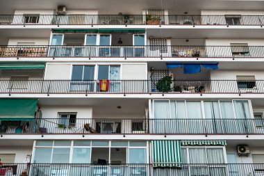 Marbella, İspanya - 30 Mayıs 2018. İspanya 'nın Marbella şehrinde şehir binası ve şehir hayatı
