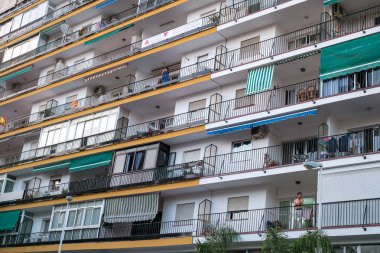 Marbella, İspanya - 30 Mayıs 2018. İspanya 'nın Marbella şehrinde şehir binası ve şehir hayatı