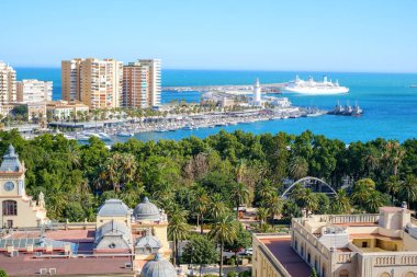 Malaga, İspanya - 01 Temmuz 2018. Malaga şehri ve limanının panoramik manzarası, Costa del Sol, Malaga Eyaleti, Endülüs, İspanya, Batı Avrupa