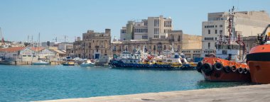 Marsa City, Malta - 17 Temmuz 2019 Marsa City, Malta 'daki gemilerle limana bakın.
