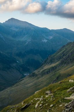 Fagaras yüksek dağ sırtında gün doğumu. Romanya 'nın yüksek zirveleri 2200 metreyi aştı