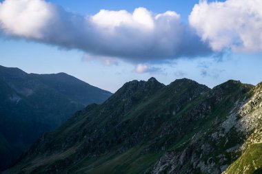 Fagaras yüksek dağ sırtında gün doğumu. Romanya 'nın yüksek zirveleri 2200 metreyi aştı
