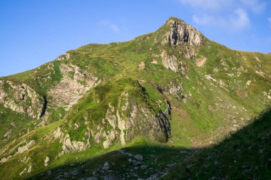 Fagaras yüksek dağ sırtında gün doğumu. Romanya 'nın yüksek zirveleri 2200 metreyi aştı