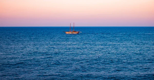 Malta Gün Batımında Denizde Eski Bir Tekne — Stok fotoğraf