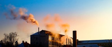 Gündoğumu kenti Sibiu, Romanya 'da sanayi fabrikası duman altında