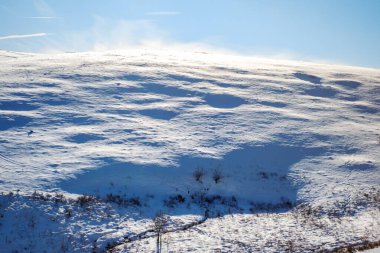 Karlı kış dağları, Cindrel dağları, Paltini ve Romanya 'nın üzerinde güneş