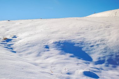 Karlı kış dağları, Cindrel dağları, Paltini ve Romanya 'nın üzerinde güneş