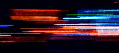 Karanlık arkaplanda soyut Gökkuşağı ışık izleri