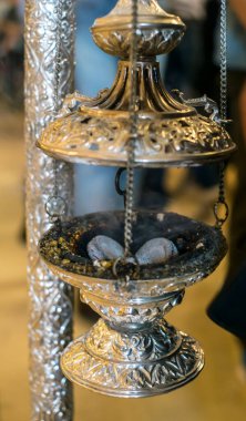 Rahibin biri kilisedeki eski bir ocağa asılmış.