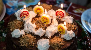 Fıstıklı çikolatalı pasta ve mum.