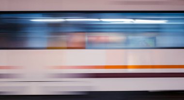 Metrodaki hızlı trenin hareket bulanıklığı