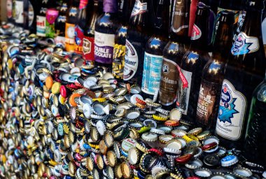 Malaga, İspanya - 12 Mayıs 2018. Bira şişesi ve kapaklar, çeşitli Avrupa markalarının karışımı..