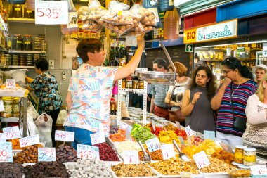 Malaga, İspanya - 26 Mayıs 2018. Malaga 'daki kurutulmuş meyve satıcısı Ataranzanas Merkez Pazarı, Malaga, İspanya