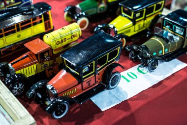 Malaga, İspanya - 20 Mayıs 2018. Birçok renkli oyuncak araba Fuar Salonu Moto Bisiklet Andaluca, Malaga, İspanya