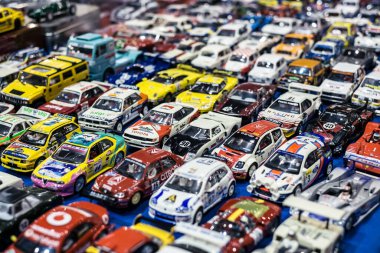 Malaga, İspanya - 20 Mayıs 2018. Birçok renkli oyuncak araba Fuar Salonu Moto Bisiklet Andaluca, Malaga, İspanya