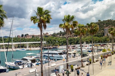 Malaga, İspanya - 29 Haziran 2018. Malaga limanı ve rıhtımın panoramik manzarası Muelle Uno, Malaga, İspanya