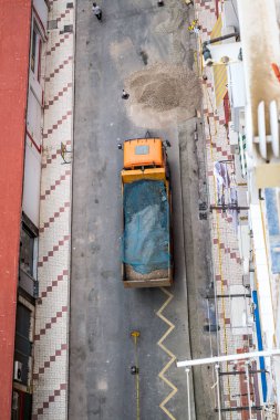 Malaga, İspanya - 30 Mayıs 2018. İşçi takımı yoldaki kırık bir su borusunu tamir etmeye çalışıyor.