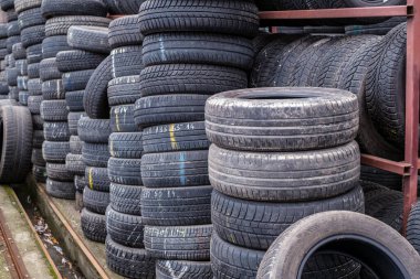Sibiu, Romanya - 02 Şubat 2020. Atölye volkanizasyon sahasında kullanılmış lastik desteleri