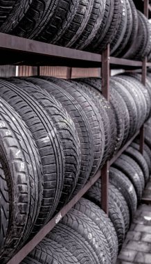 Sibiu, Romanya - 02 Şubat 2020. Atölye volkanizasyon sahasında kullanılmış lastik desteleri