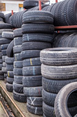 Sibiu, Romanya - 02 Şubat 2020. Atölye volkanizasyon sahasında kullanılmış lastik desteleri